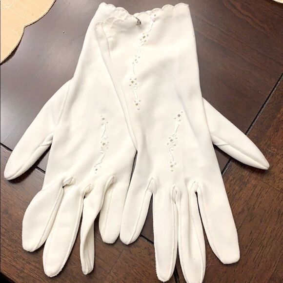 Vintage Gloves  eyelet detail cream color - Picture 2 of 11